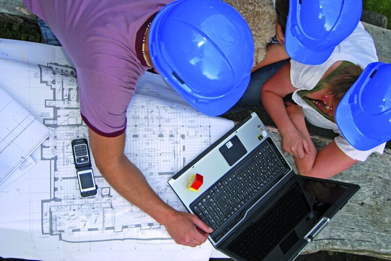 Kauf- und Bauträgervertrag (Dachgeschoßwohnungen) Kauf- und Bauträgervertrag (Dachgeschoßwohnungen)